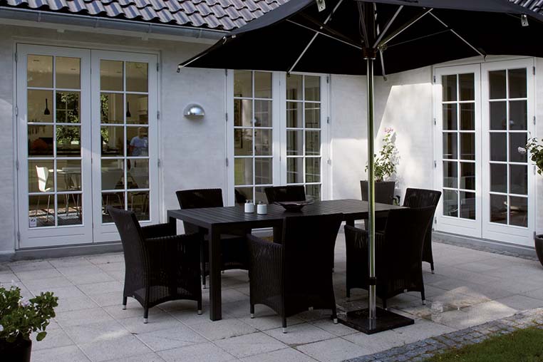 Terrasse mit schwarzen Gartenmöbeln und Terrassentüren von Skanlux